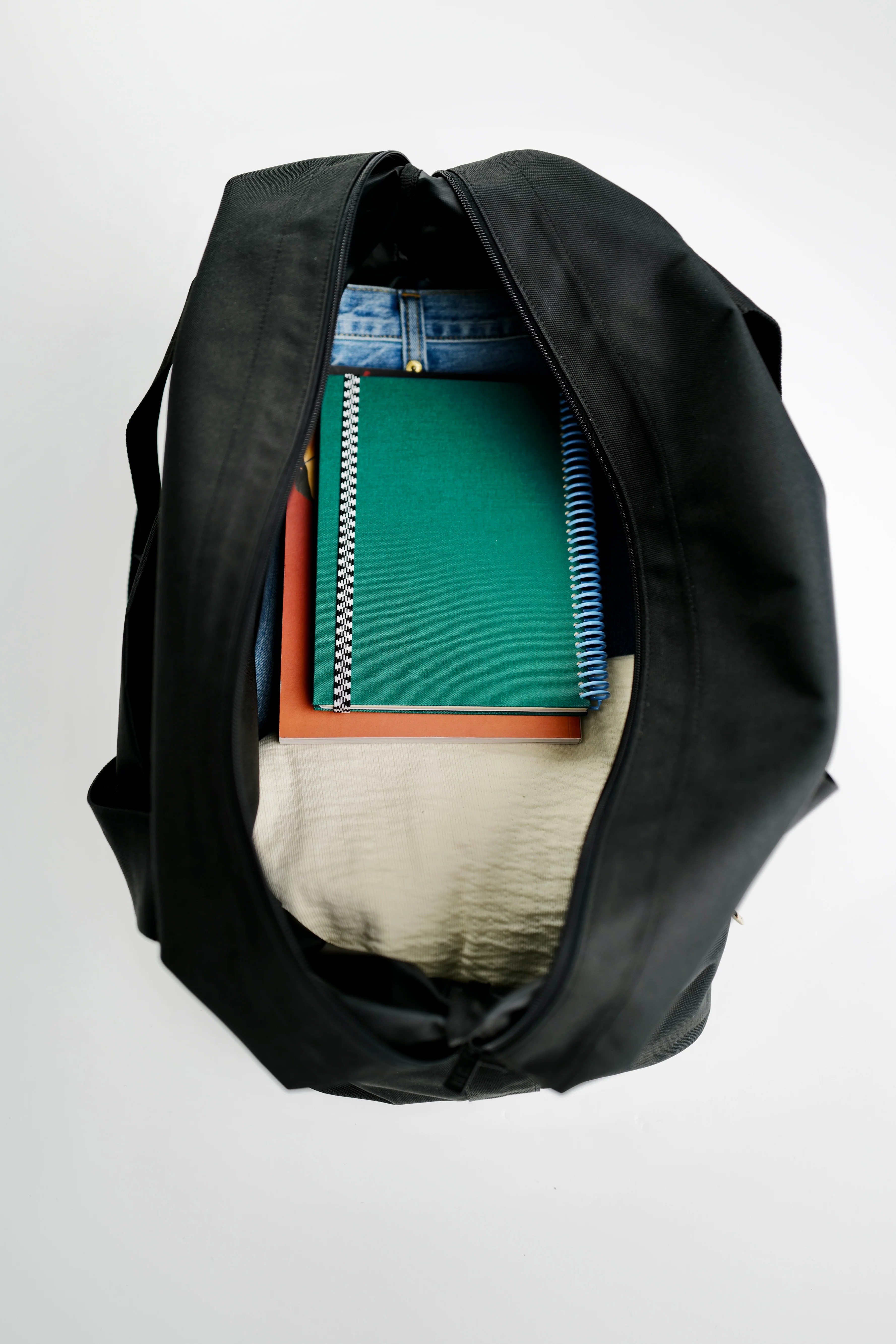 The BÉISics Duffle in Black - Image 11