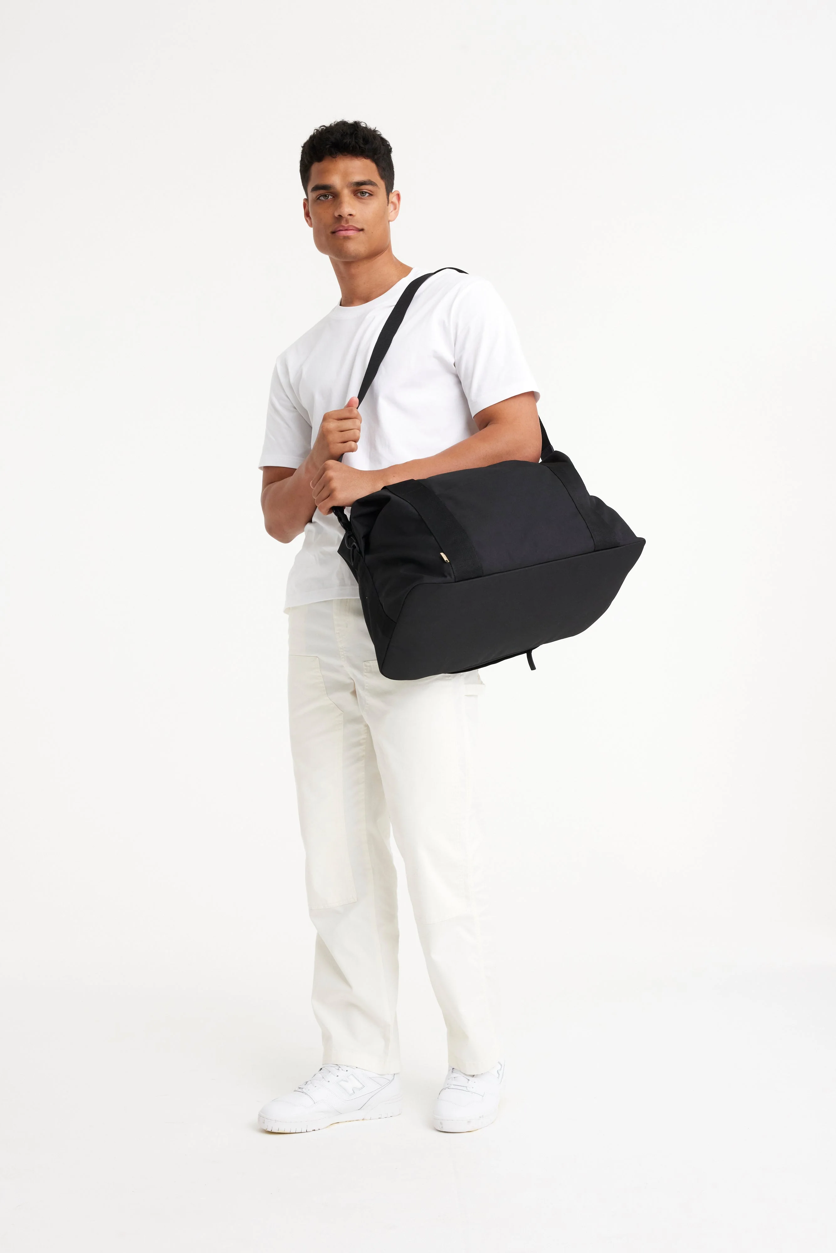 The BÉISics Duffle in Black - Image 5